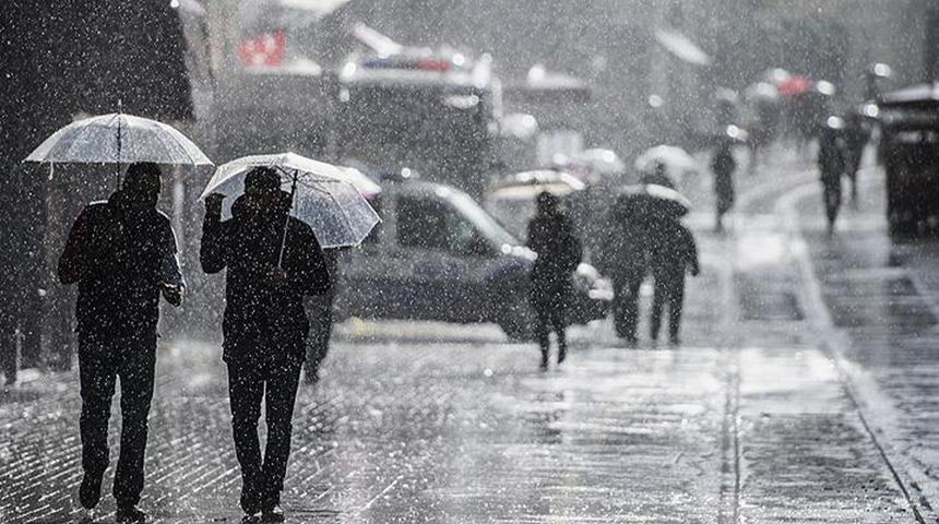 İstanbul'da şiddetli yağış hayatı felç etti: AKOM'dan dolu uyarısı!