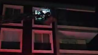 Depreme itfaiye merdiveninde yakalandılar