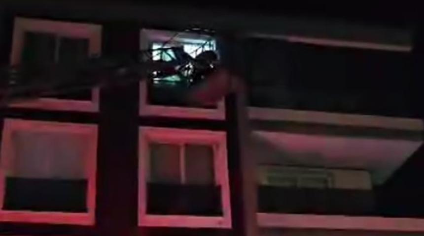 Depreme itfaiye merdiveninde yakalandılar