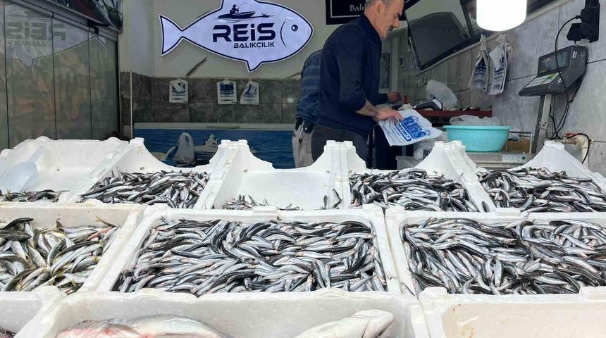 Bayburt’ta balıklar tezgâhlarda yerini aldı