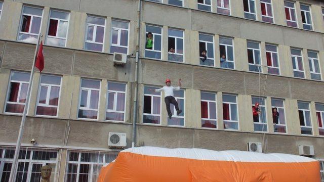 Deprem ve yangın tatbikatı gerçeğini aratmadı