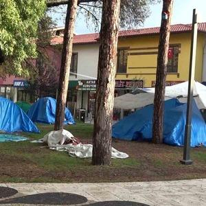 Sındırgı’da depremin ardından halk geceyi sokakta ve çadırlarda geçirdi