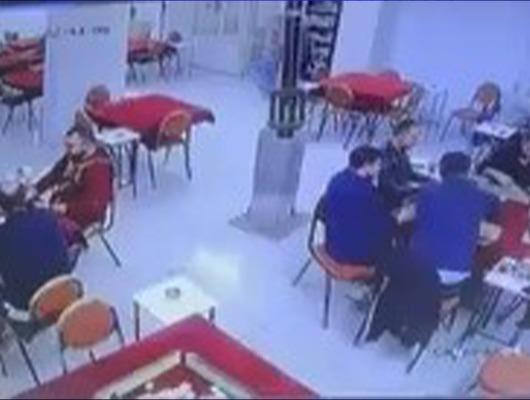 Deprem olurken oyun oynamaya devam ettiler! 