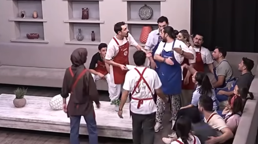 MasterChef'te kavga &ccedil;ıktı! "Bir patlatırım, &ccedil;akarım seni yere!"