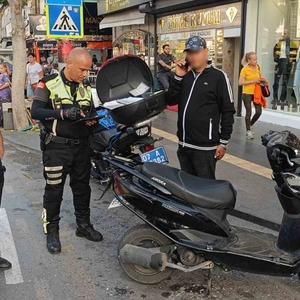 Yayaya yol veren otomobile arkadan çaptı! Ceza kesildi