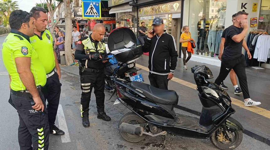 Yayaya yol veren otomobile arkadan çaptı! Ceza kesildi