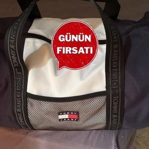 Hem seyahatlerde hem sporda kullanabileceğiniz Tommy Hilfiger çanta bugün için avantajlı fiyatıyla satışta!