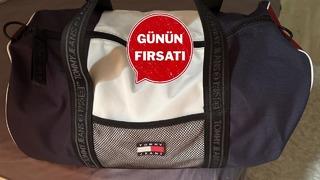 Hem seyahatlerde hem sporda kullanabileceğiniz Tommy Hilfiger çanta bugün için avantajlı fiyatıyla satışta!
