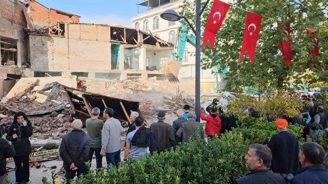Sındırgı’da yıkılan binaların enkazı kaldırılıyor 2