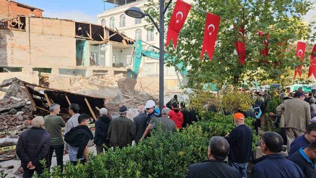 Sındırgı’da yıkılan binaların enkazı kaldırılıyor 1