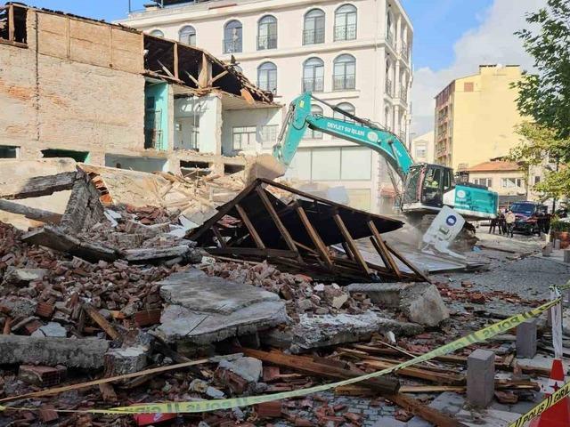 Sındırgı’da yıkılan binaların enkazı kaldırılıyor
