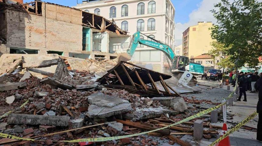 Sındırgı&rsquo;da yıkılan binaların enkazı kaldırılıyor