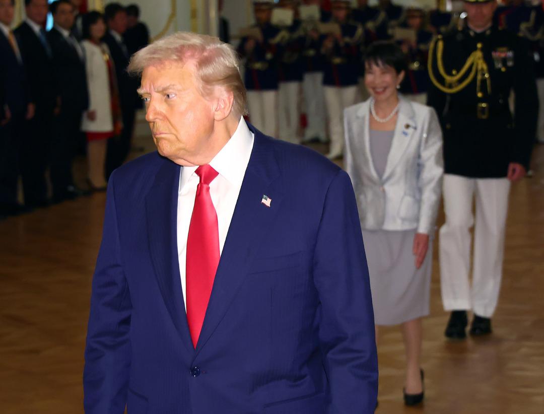 Asya da Trump rüzgarı: Önce protokolü hiçe saydı ardından askerlerin önünde dans etti! 1