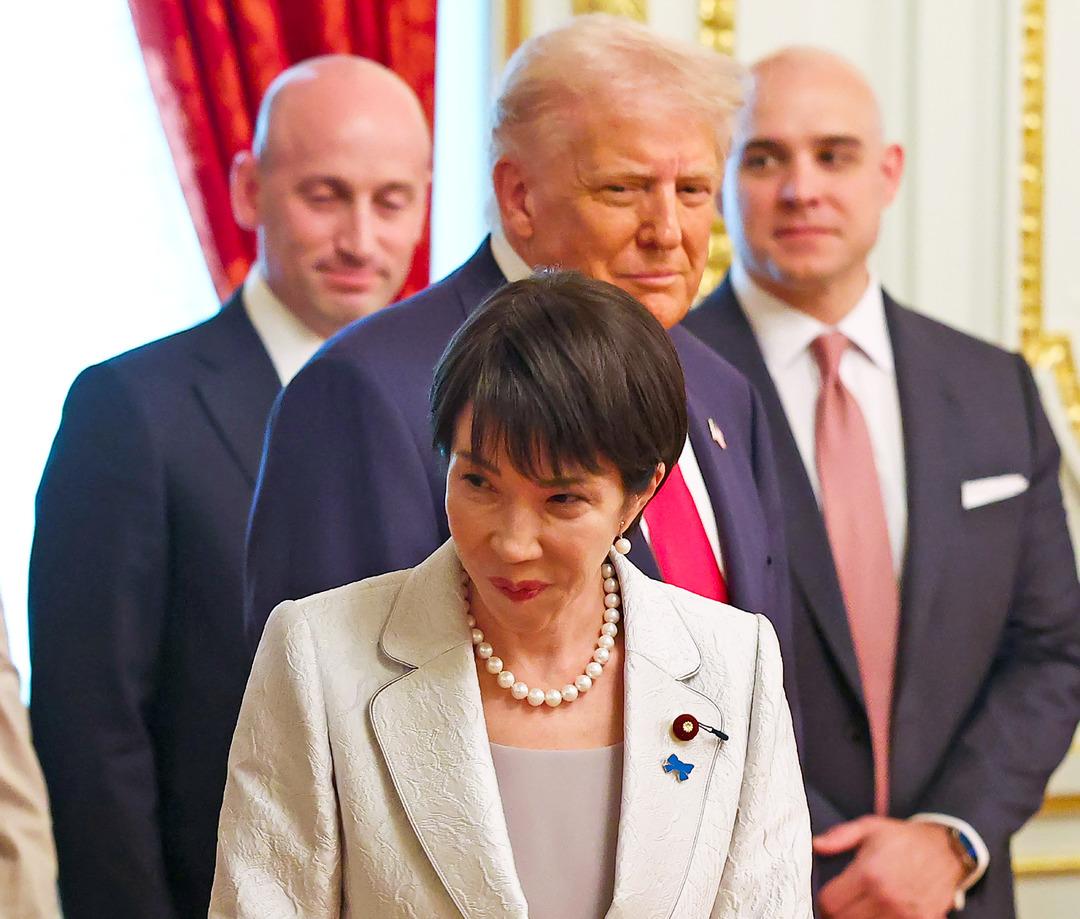 Asya da Trump rüzgarı: Önce protokolü hiçe saydı ardından askerlerin önünde dans etti! 3