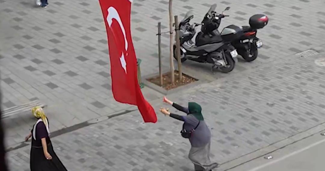 Hepsi aynı şeyi düşündü! Türk bayrağı asılırken tüyleri diken diken eden görüntüler: "Altına serilesim geldi" 6