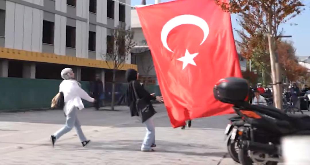 Hepsi aynı şeyi düşündü! Türk bayrağı asılırken tüyleri diken diken eden görüntüler: "Altına serilesim geldi" 7