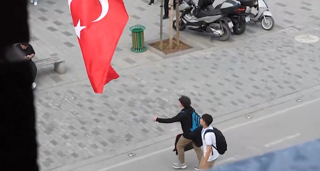 Hepsi aynı şeyi düşündü! Türk bayrağı asılırken tüyleri diken diken eden görüntüler: "Altına serilesim geldi" 8