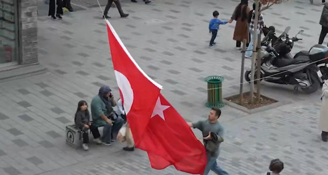 Hepsi aynı şeyi düşündü! Türk bayrağı asılırken tüyleri diken diken eden görüntüler: "Altına serilesim geldi" 9