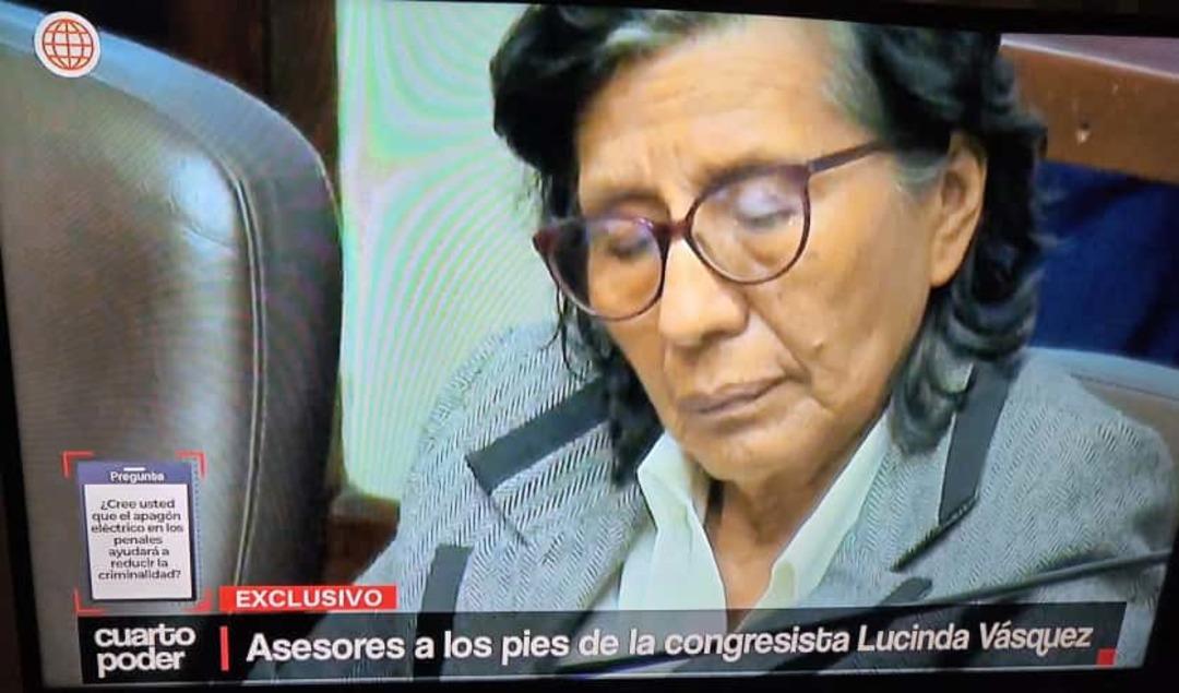 Ayaklarını uzatıp sere serpe yayıldı! Meclisi karıştıran fotoğraf: Tırnaklarını kestiren Peru milletvekili Vásquez e tepki yağdı 3