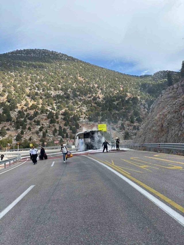 Yolcu otobüsü alev aldı 3