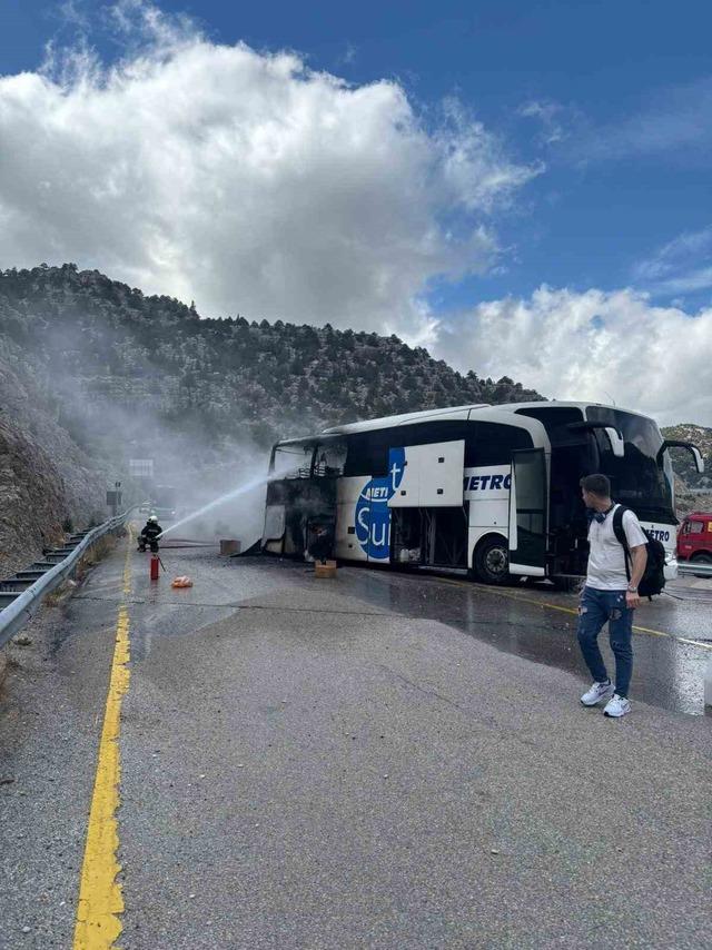 Yolcu otobüsü alev aldı 2