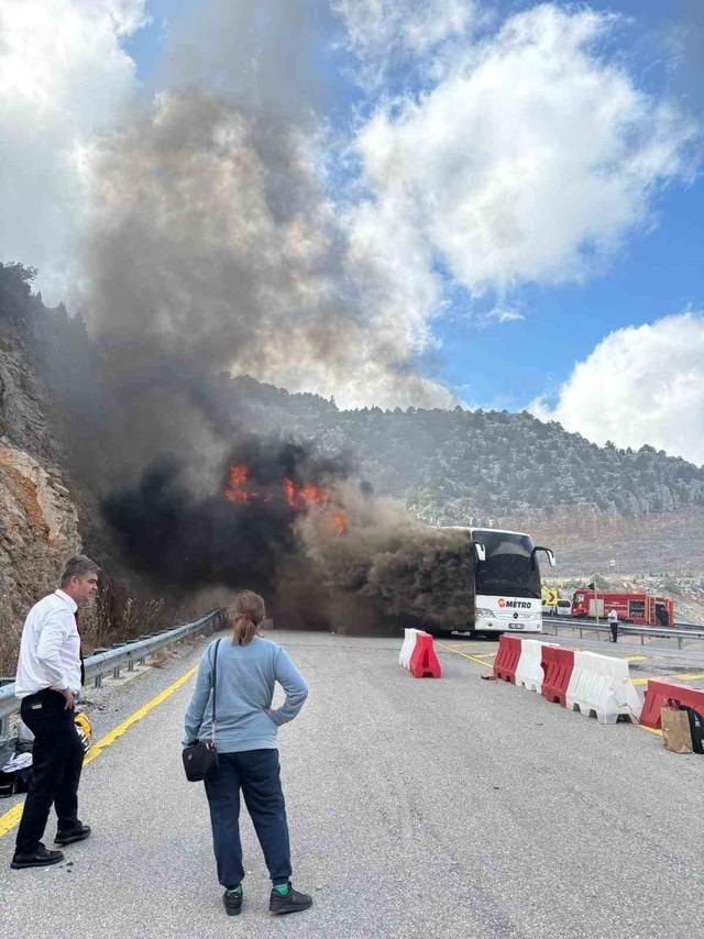 Yolcu otobüsü alev aldı 1