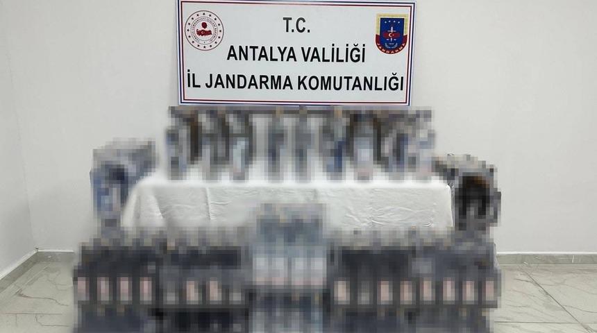 Manavgat’ta durdurulan araçtan 400 litre kaçak ve sahte içki ele geçirildi