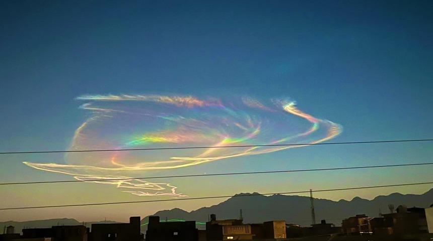 Pakistan’da görülen "ateş gökkuşağı" görsel şölen sundu