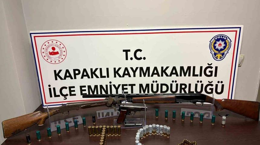 Kapaklı’da arama yapılan evde ruhsatsız tabanca ve 2 av tüfeği ele geçirildi