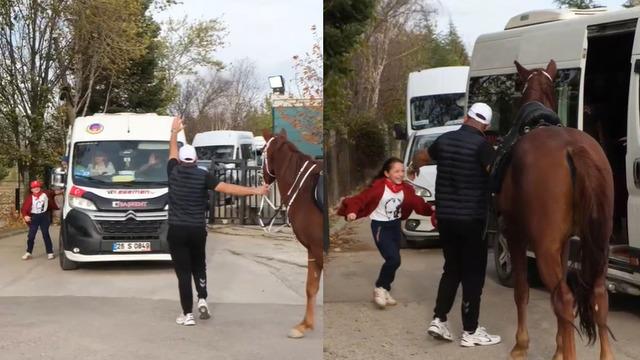 Yok böyle bayram sürprizi... Kızının hayalini gerçekleştirdi: Okuldan atla aldı!