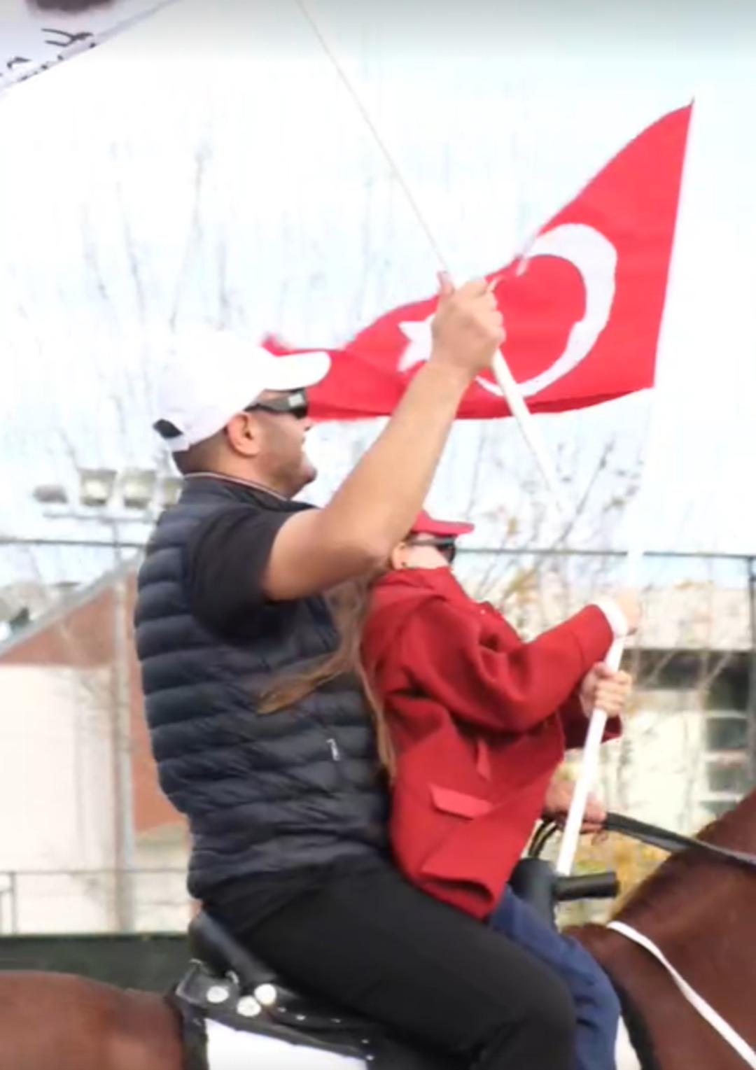 Yok b&ouml;yle bayram s&uuml;rprizi... Kızının hayalini ger&ccedil;ekleştirdi: Okuldan atla aldı! 1