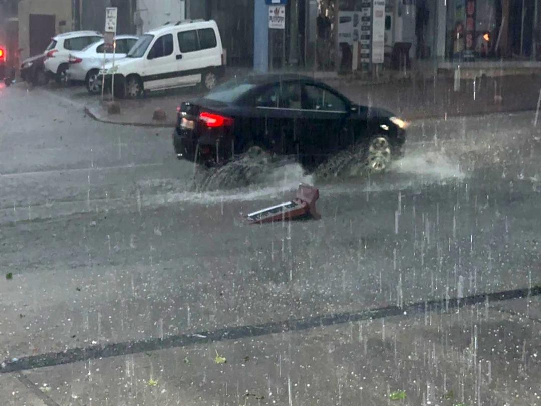 Antalya da sağanak ve dolu hayatı felç etti, devrilen ağacın altında kalan 3 kişi yaralandı! 17 il için sağanak yağış uyarısı  4