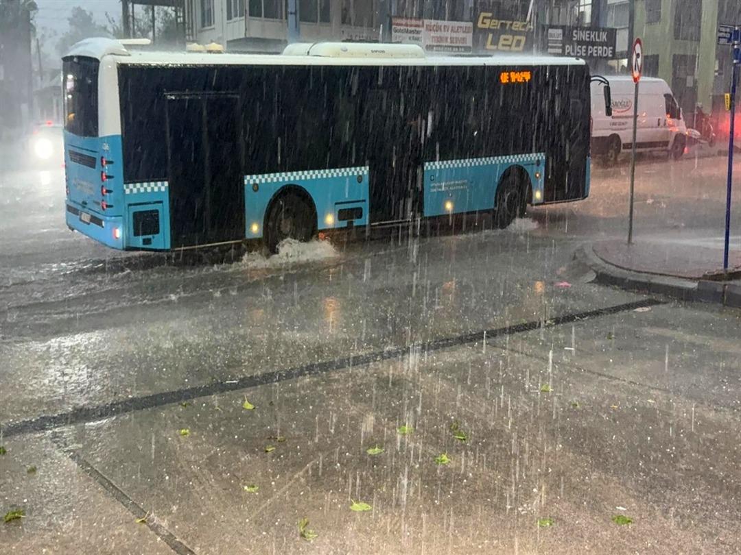 Antalya da sağanak ve dolu hayatı felç etti, devrilen ağacın altında kalan 3 kişi yaralandı! 17 il için sağanak yağış uyarısı  6