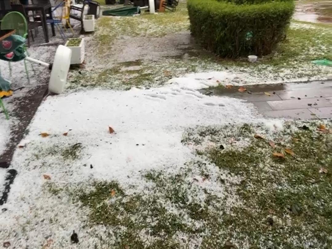 Antalya da sağanak ve dolu hayatı felç etti, devrilen ağacın altında kalan 3 kişi yaralandı! 17 il için sağanak yağış uyarısı  8