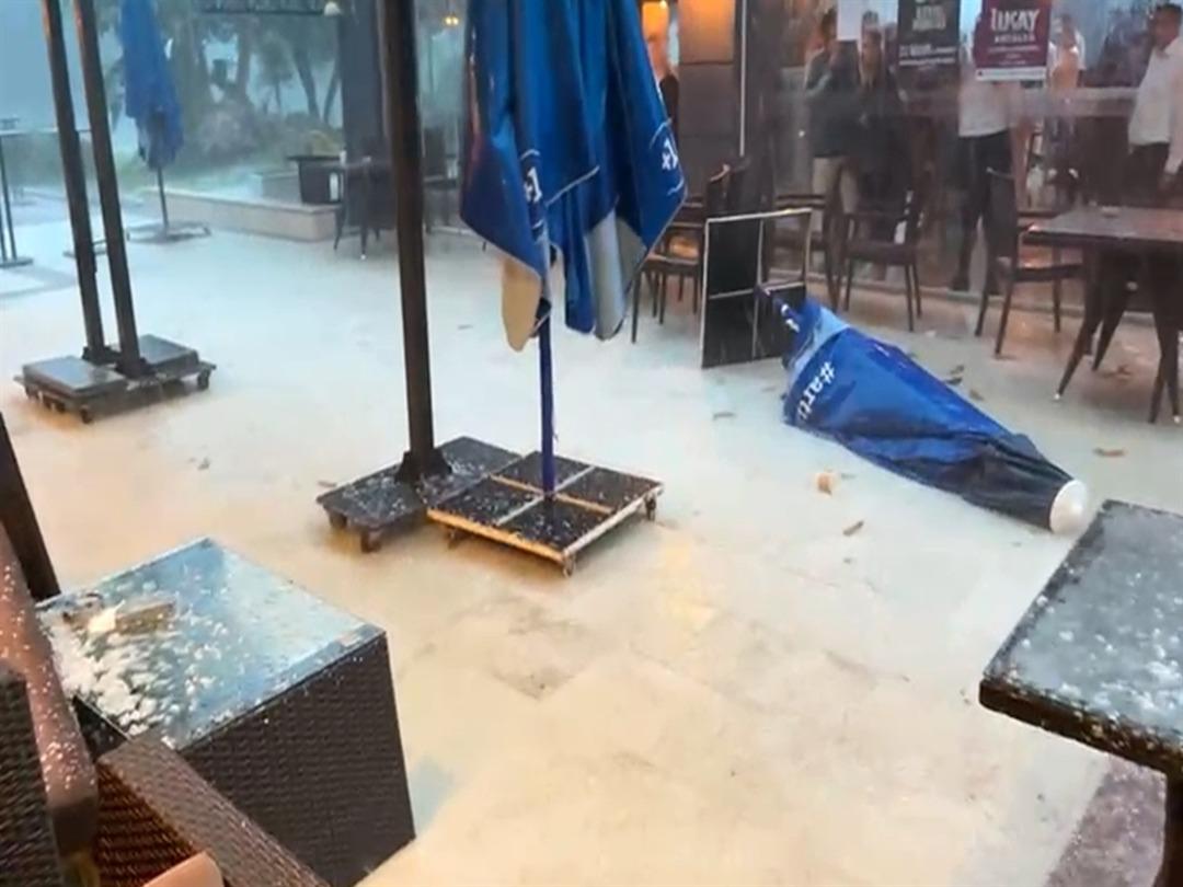 Antalya da sağanak ve dolu hayatı felç etti, devrilen ağacın altında kalan 3 kişi yaralandı! 17 il için sağanak yağış uyarısı  7