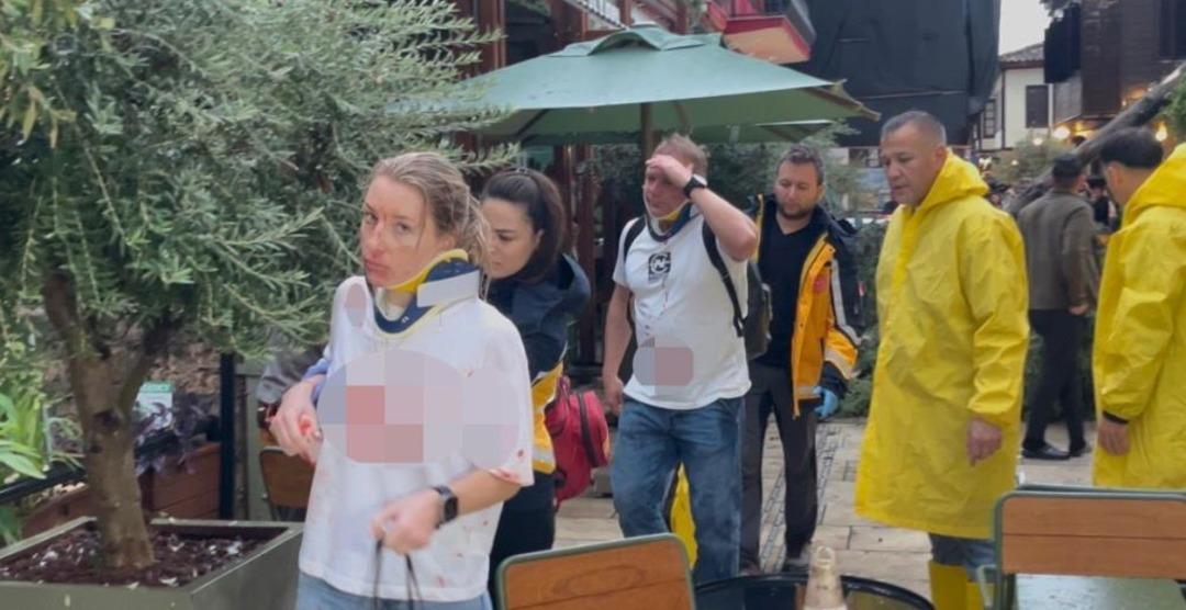 Antalya da sağanak ve dolu hayatı felç etti, devrilen ağacın altında kalan 3 kişi yaralandı! 17 il için sağanak yağış uyarısı  2