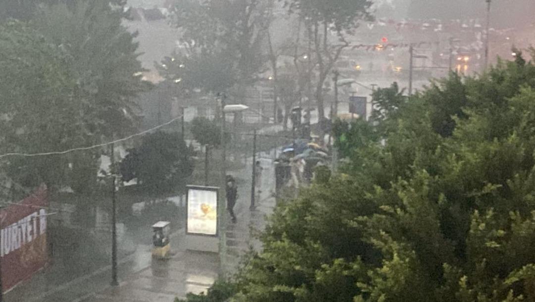 Antalya da sağanak ve dolu hayatı felç etti, devrilen ağacın altında kalan 3 kişi yaralandı! 17 il için sağanak yağış uyarısı  3