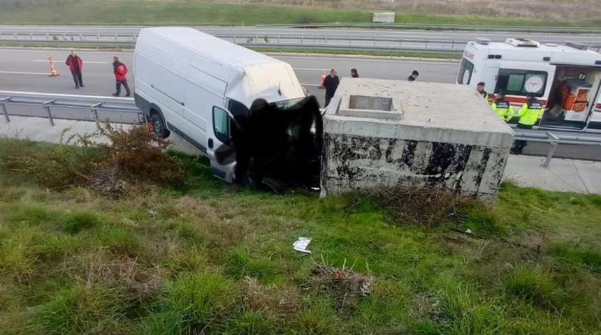 Balıkesir'de feci kaza! Beton bloğa çarptı: 2 kişi öldü, 1 yaralı 
