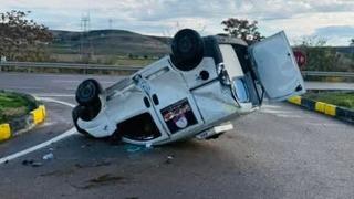 Ankara’da kontrolden çıkan hafif ticari araç takla attı: 1 yaralı