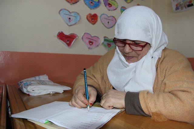 Düzce Belediye Başkanı Ay’dan okuma yazma öğrenen 2 kişiye ehliyet sözü