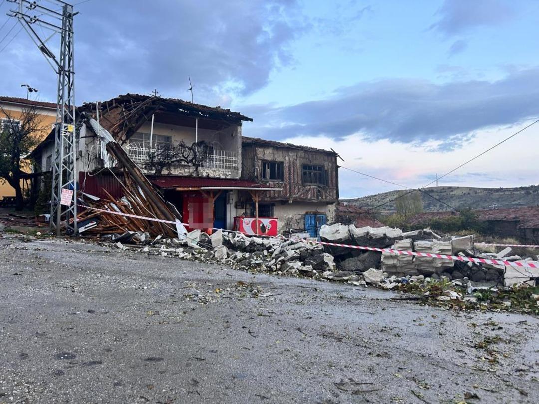 Ankara da fırtına minareyi yıktı: Cemaat ölümden döndü 1