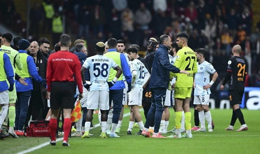 Galatasaray dan a&ccedil;ıklama! Adana Demirspor&rsquo;un sahadan &ccedil;ekildiği ma&ccedil;a&nbsp;dikkat&nbsp;&ccedil;ektiler: Komisyon kurulmalı! 1