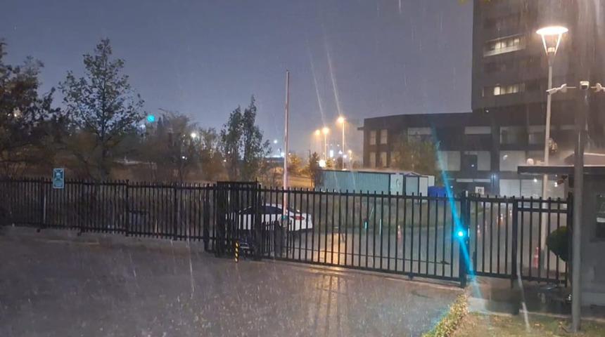 Ankara'da gök gürültülü sağanak etkili oldu! Ulaşım aksadı