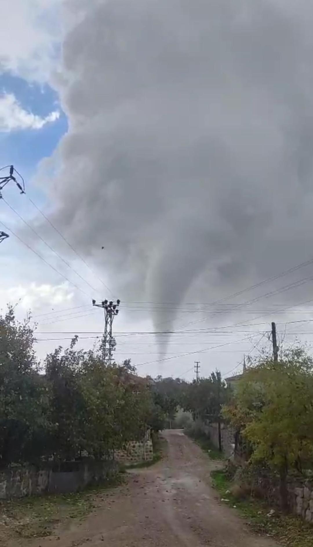 Ankara da fırtına ve hortum faciası! Piknikte yakalandılar: Konteynerin altında kalan baba öldü, 3 çocuğu yaralı... 6