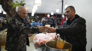 Deprem sonrası Balıkesir Sındırgı'da ikinci gece! Evlerine girmediler... Kimi çadırlarda, kimi araçlarında kaldı