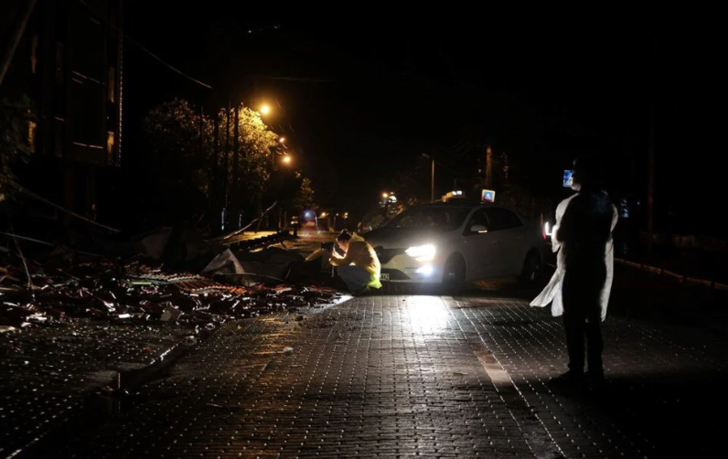 Deprem sonrası Balıkesir Sındırgı'da ikinci gece! Evlerine girmediler... Kimi çadırlarda, kimi araçlarında kaldı G2