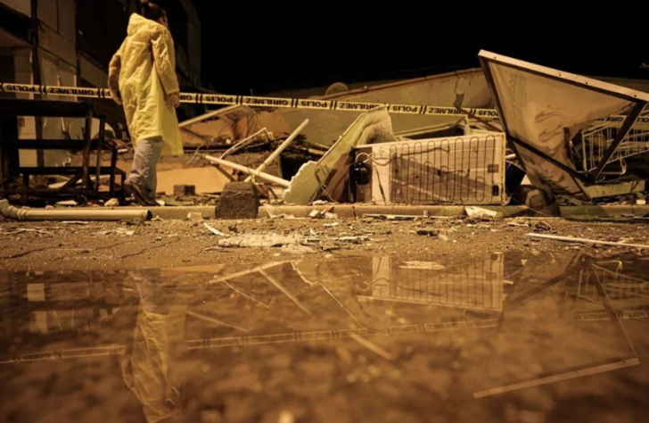 Deprem sonrası Balıkesir Sındırgı'da ikinci gece! Evlerine girmediler... Kimi çadırlarda, kimi araçlarında kaldı G3