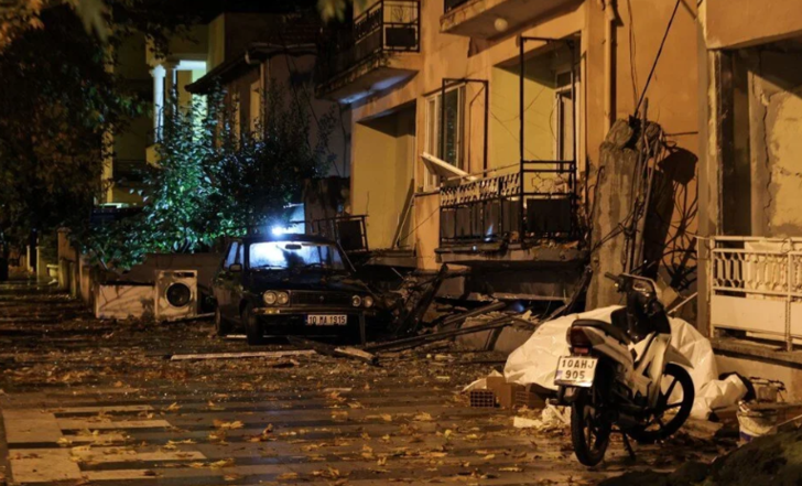 Deprem sonrası Balıkesir Sındırgı'da ikinci gece! Evlerine girmediler... Kimi çadırlarda, kimi araçlarında kaldı G4