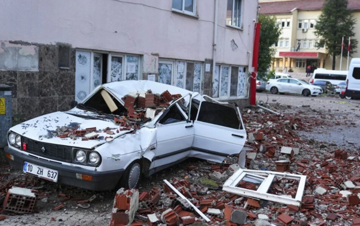 Deprem sonrası Balıkesir Sındırgı'da ikinci gece! Evlerine girmediler... Kimi çadırlarda, kimi araçlarında kaldı G5