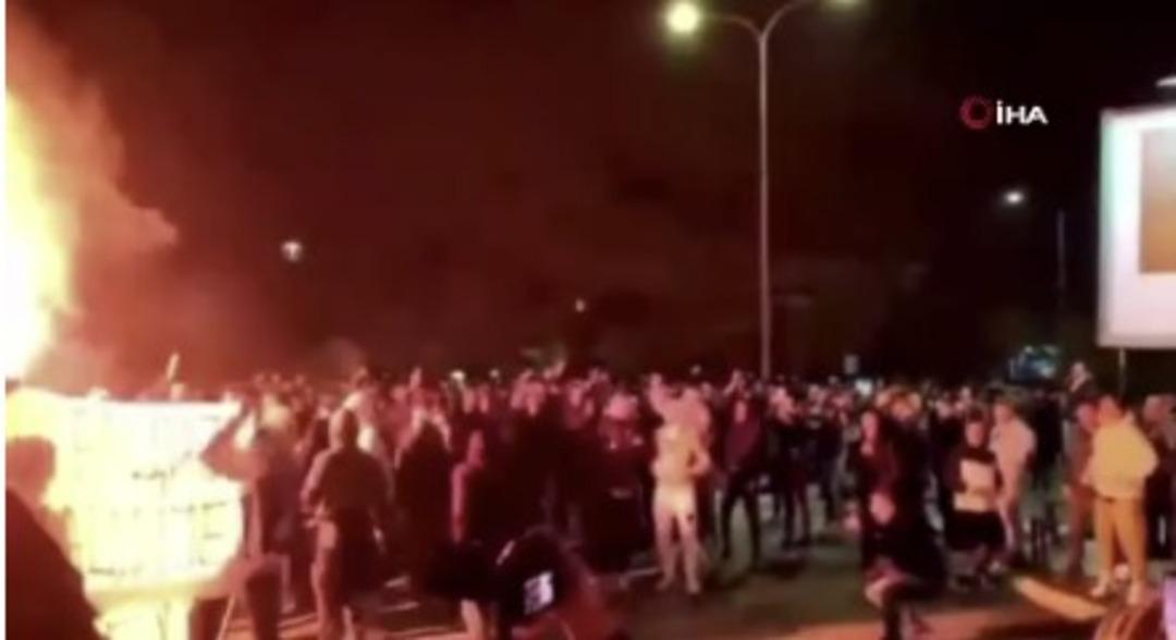 Karadağ da T&uuml;rklere ait iş yerleri kapatıldı! H&uuml;k&uuml;met binası &ouml;n&uuml;nde k&uuml;stah sloganlar atıldı 2